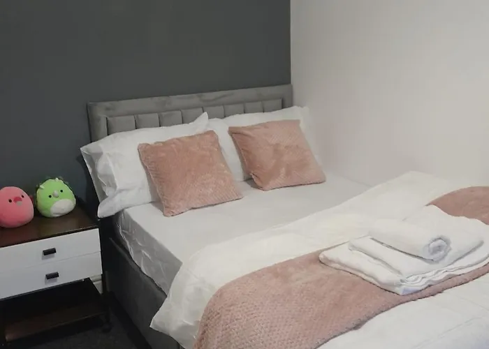 Entire Contemporary & Spacious Home & Free Street Parking