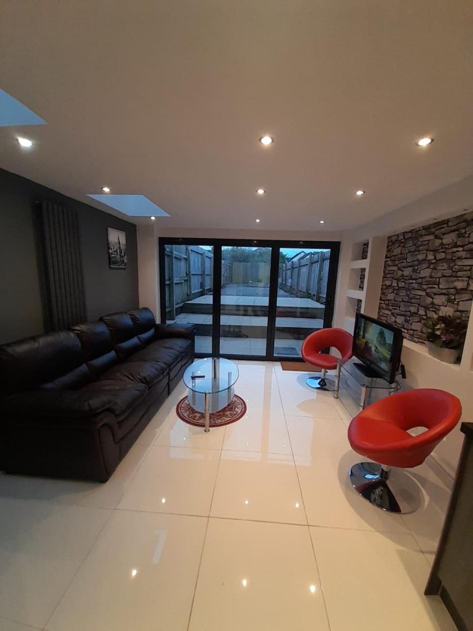 Entire Contemporary & Spacious & Free Street Parking Cardiff