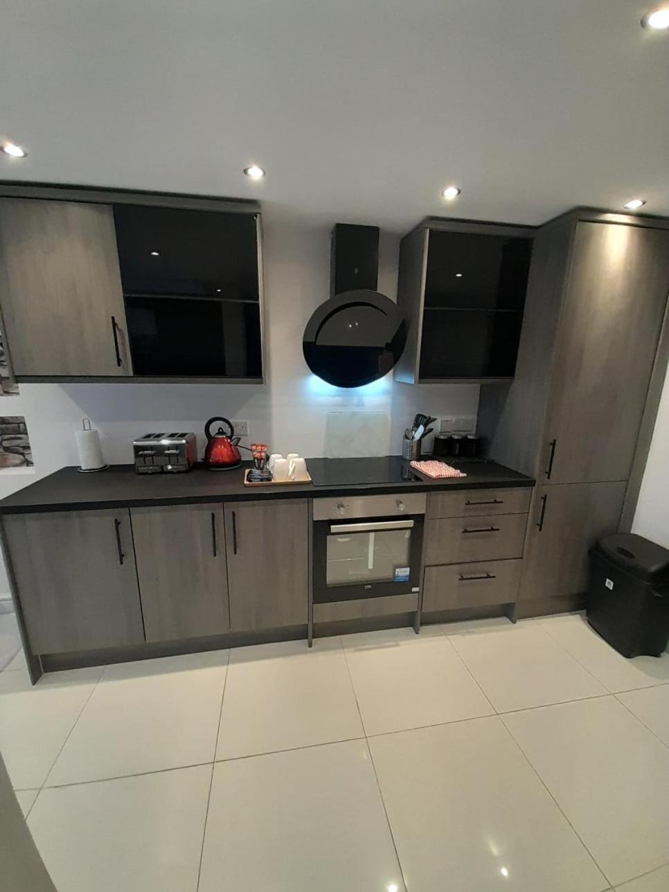 Entire Contemporary & Spacious & Free Street Parking Holiday home Cardiff