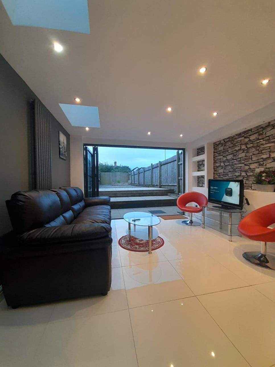 Entire Contemporary & Spacious & Free Street Parking Holiday home