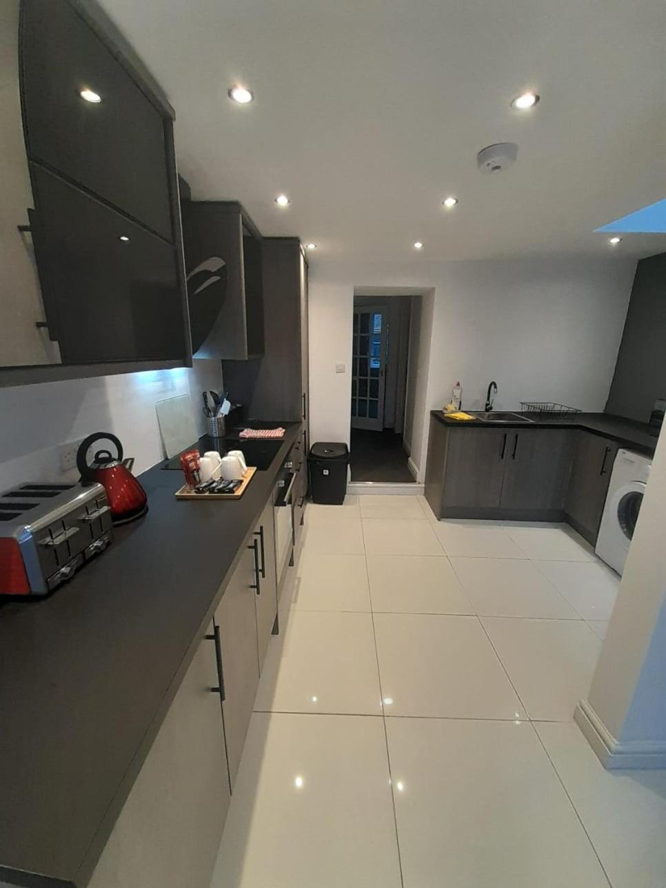 Entire Contemporary & Spacious & Free Street Parking Holiday home Cardiff