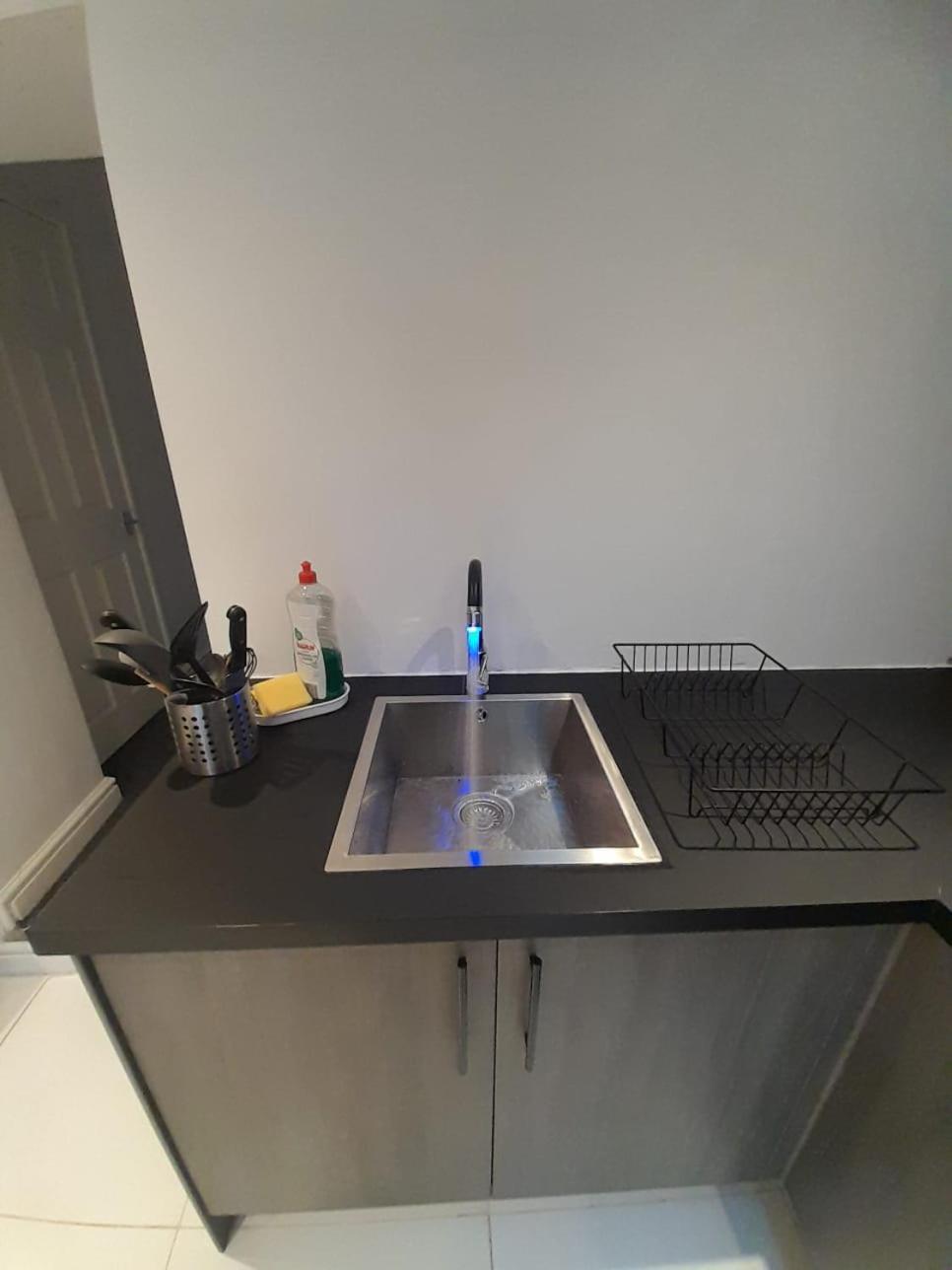 Entire Contemporary & Spacious & Free Street Parking Cardiff