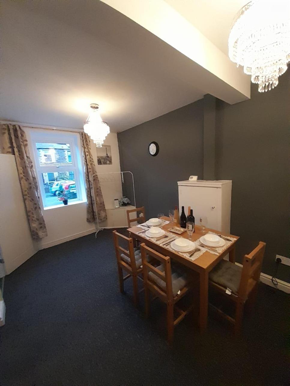 Entire Contemporary & Spacious & Free Street Parking * Cardiff