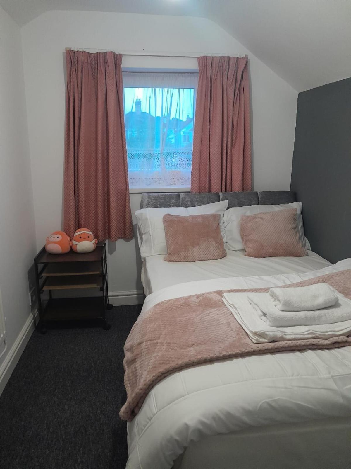 Holiday home Entire Contemporary & Spacious & Free Street Parking