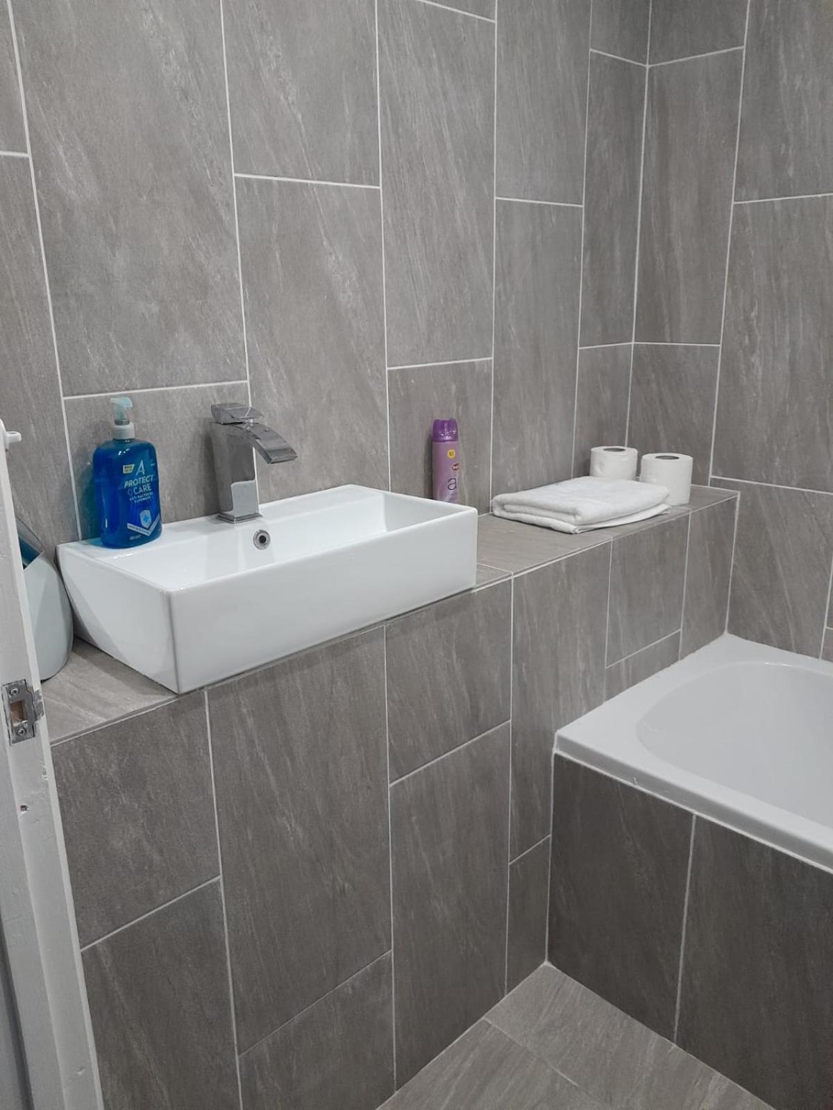 Entire Contemporary & Spacious & Free Street Parking Cardiff